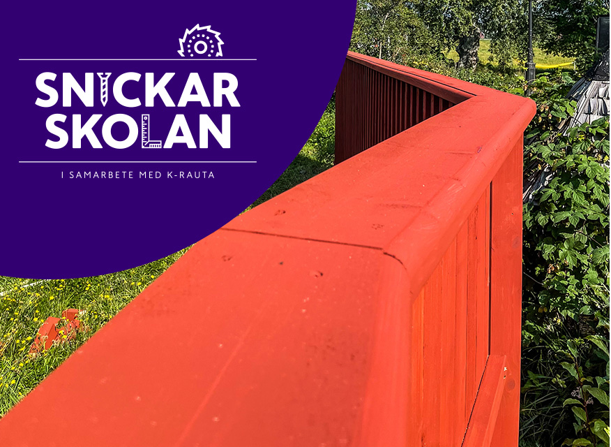 Röd träräcke i grönskande trädgård, delvis täckt av lila cirkel med texten “Snickarskolan”.