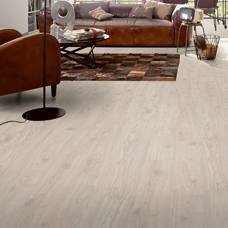 laminatgolv i vardagsrum med möbler, soffa och bord