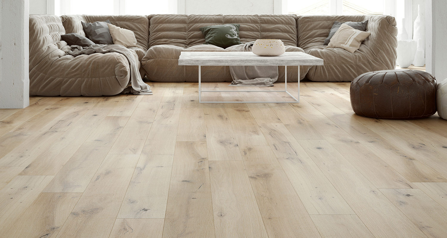 Ljust trägolv i vardagsrum soffbord och inredning