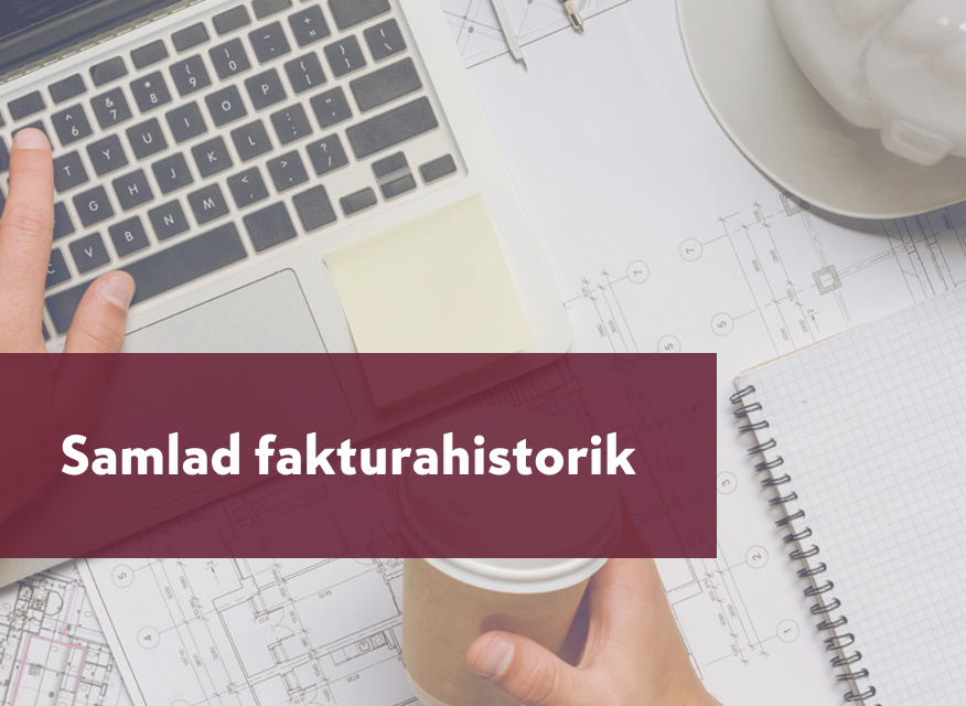 ett skrivbord med en laptop, anteckningsblock och en hand som håller en kaffemugg. En vinröd transparent ruta med texten “Samlad fakturahistorik” ligger över mitten av bilden.