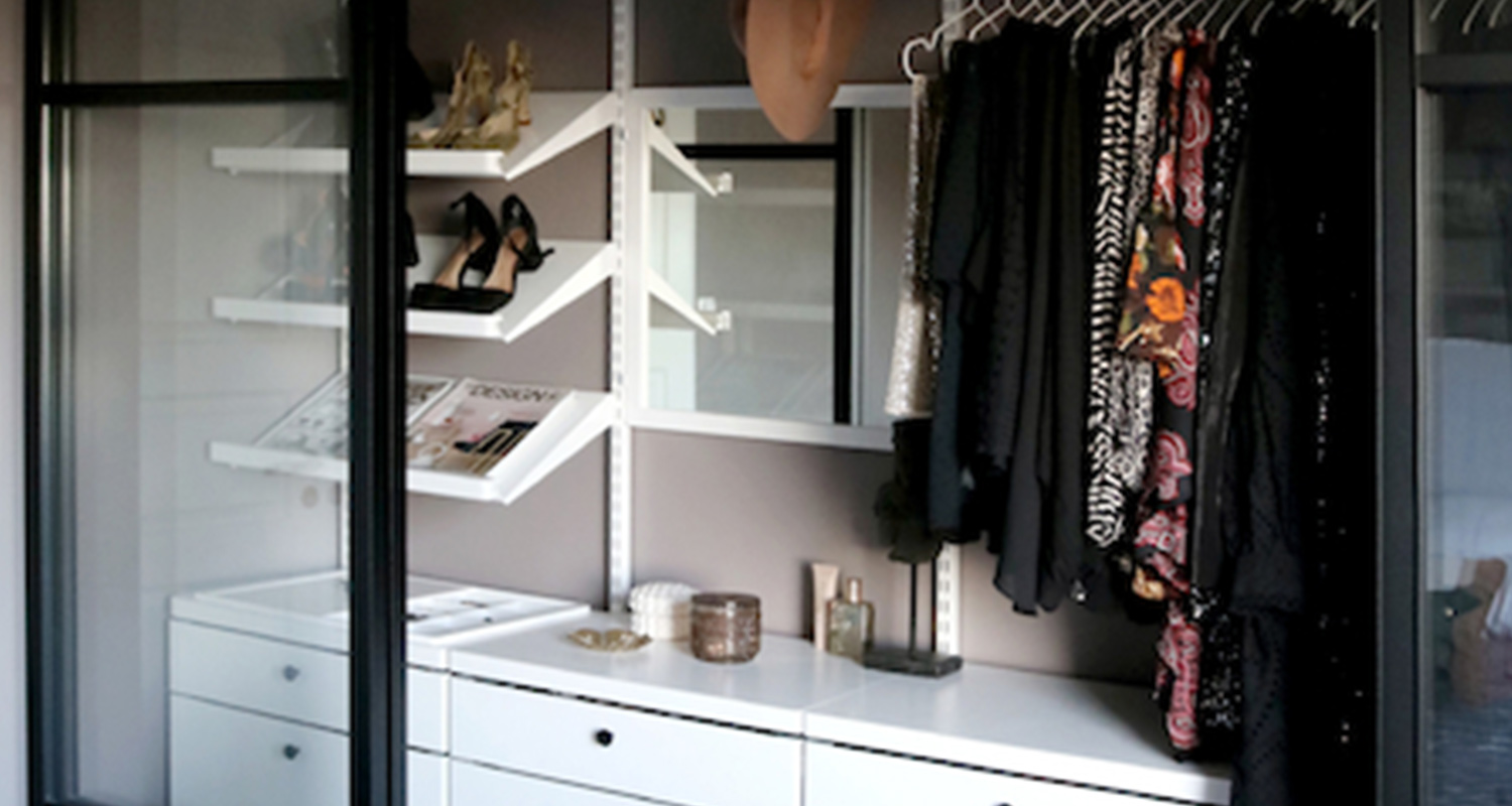 Inspirerande garderob med skjutdörrar