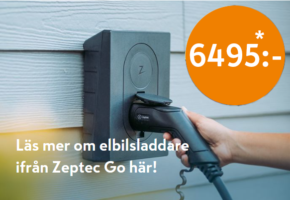 Hand ansluter svart elbilsladdare till grå Zaptec Go-väggladdare på vit fasad, orange pris 6495:-