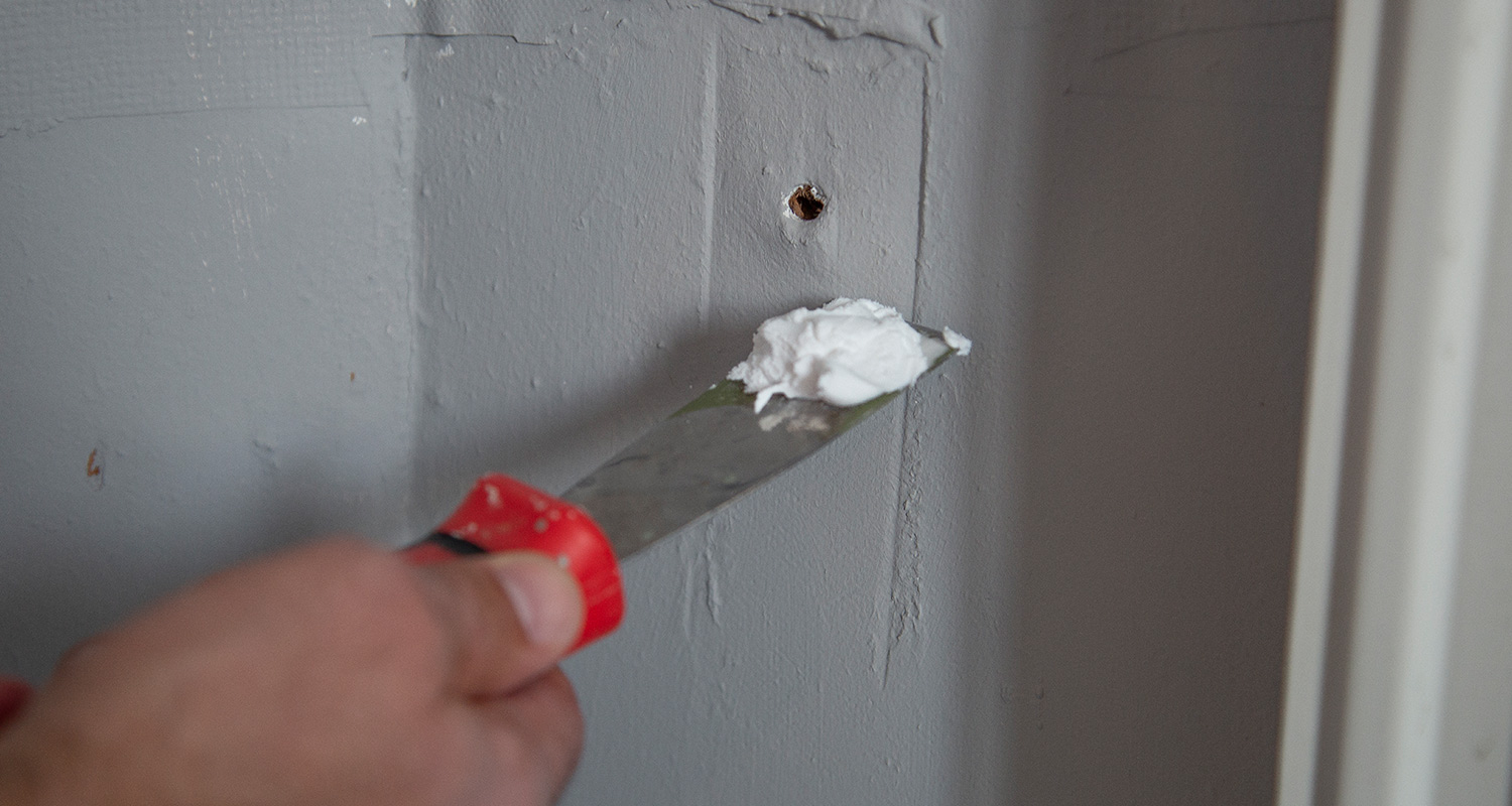 spackla igen hål och ojämnheter