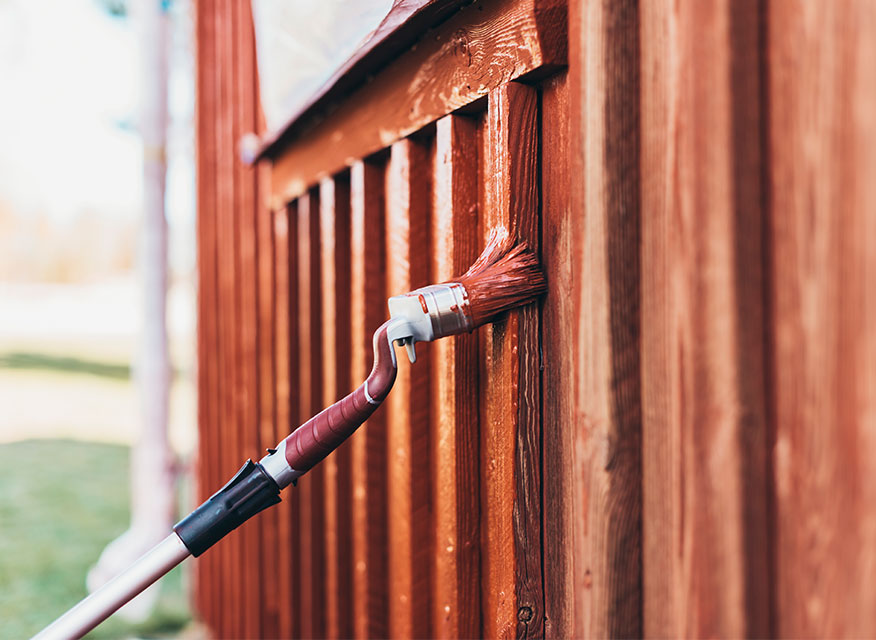 Måla fasaden med Falu Rödfärg.