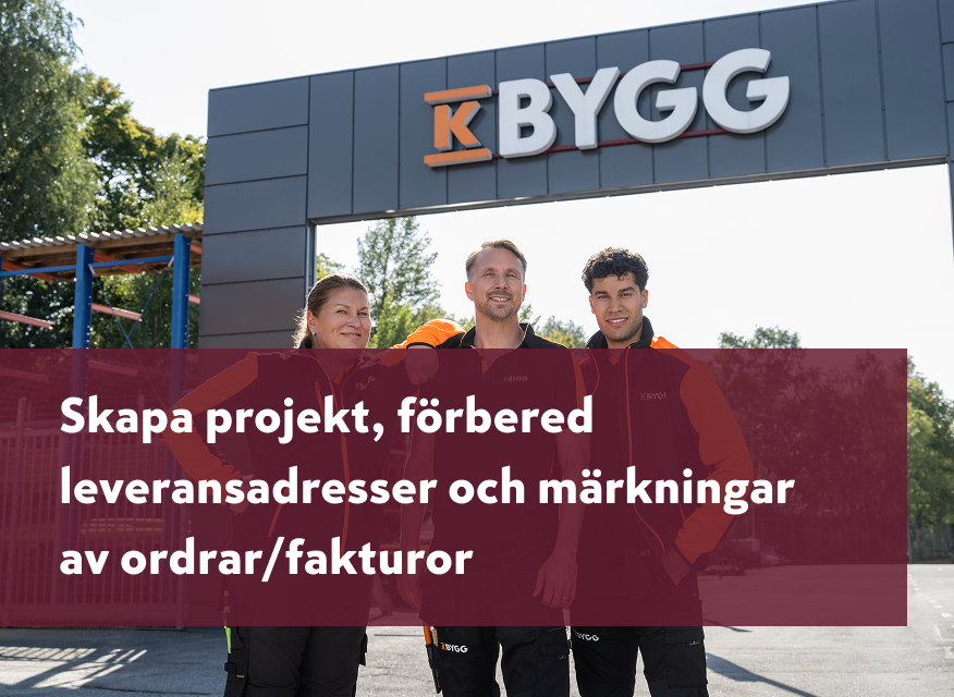 tre personer i K‑Bygg‑kläder som står framför en K‑Bygg‑butik. Ovanpå ligger en vinröd transparent ruta med text om att skapa projekt och förbereda leveransadresser samt märkningar av ordrar och fakturor.