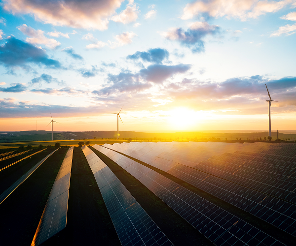 Rött tegeltak med installerade solpaneler i raka rader, fångar solens energi under klar himmel.