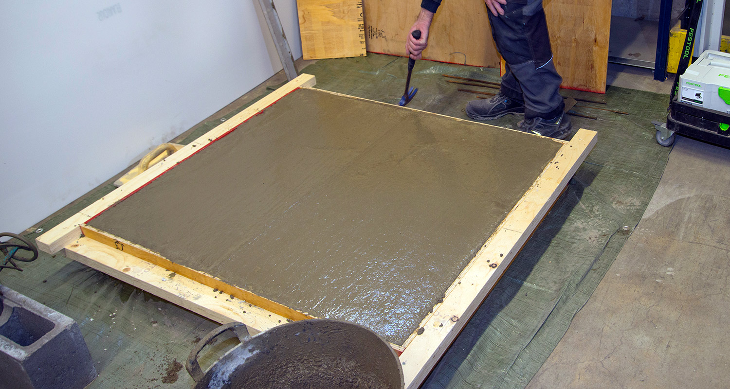 Det är dags att fylla på med betong i mallen