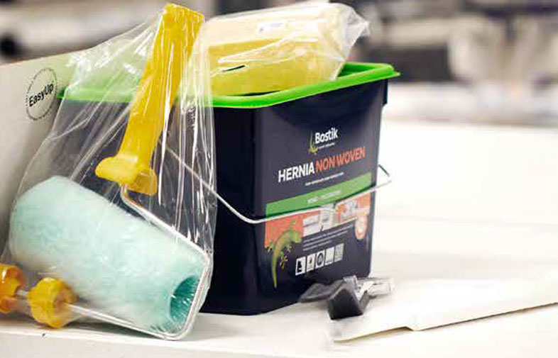 Målarverktyg: mintgrön roller, gul svamp, svart-grön Bostik Hernia tapetklisterhink.