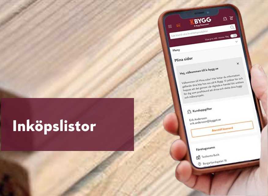  en hand som håller en mobiltelefon med K‑Byggs webbplats öppen på skärmen. Till vänster ligger en vinröd transparent ruta med texten “Inköpslistor”. Bakgrunden är suddig och går i blå toner.