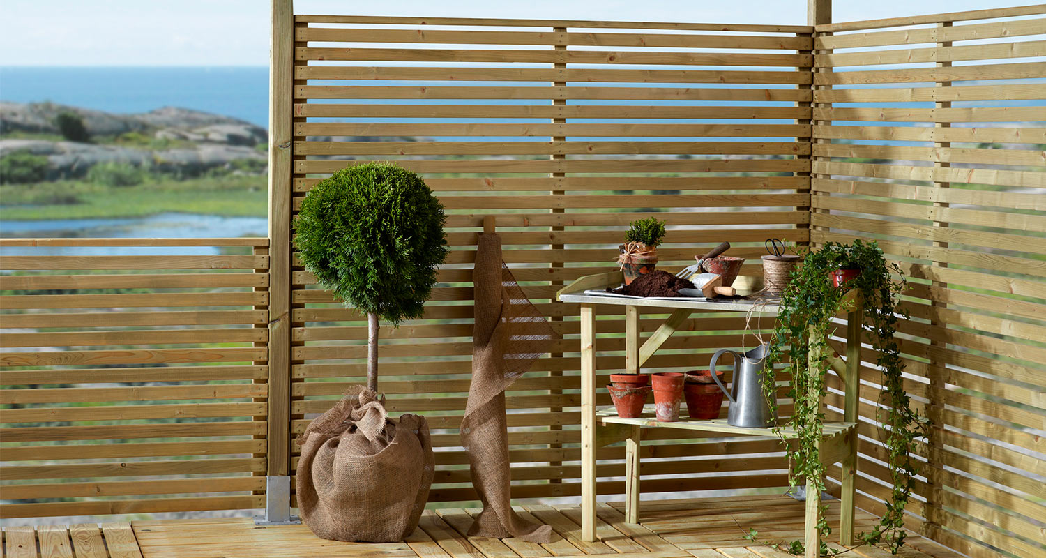 Trädgård insynsskydd vindskydd blommor trädgårdsmöbler