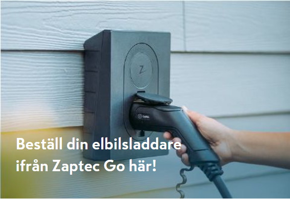 Hand som ansluter svart Zaptec Go elbilsladdare till ljusgrå träpanelvägg.