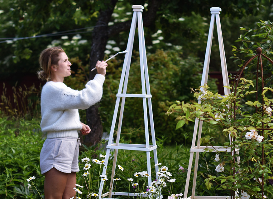Med ett fint växtstöd i trädgården kan du enkelt skapa höjd, och det blir ett spännande inslag i rabatten. Stödet passar bra för de flesta klätterväxter och är enkelt att bygga.