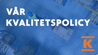 Flygfoto av person i blå hjälm bland lådor på lagergolv text Vår kvalitetspolicy och orange K-logotyp