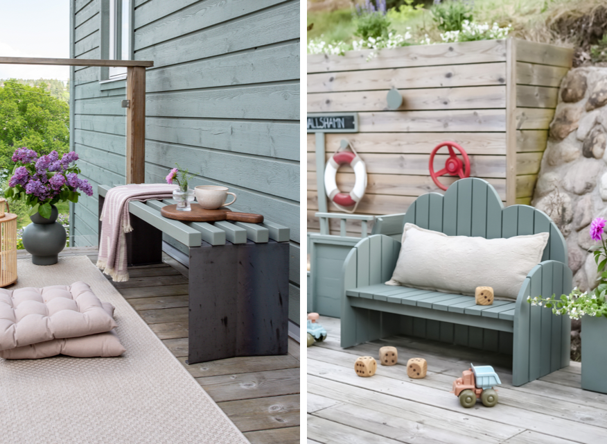 Trädäck med blågrön bänk, syren i vas, dyna, kaffekopp och barnhörna med leksaker.