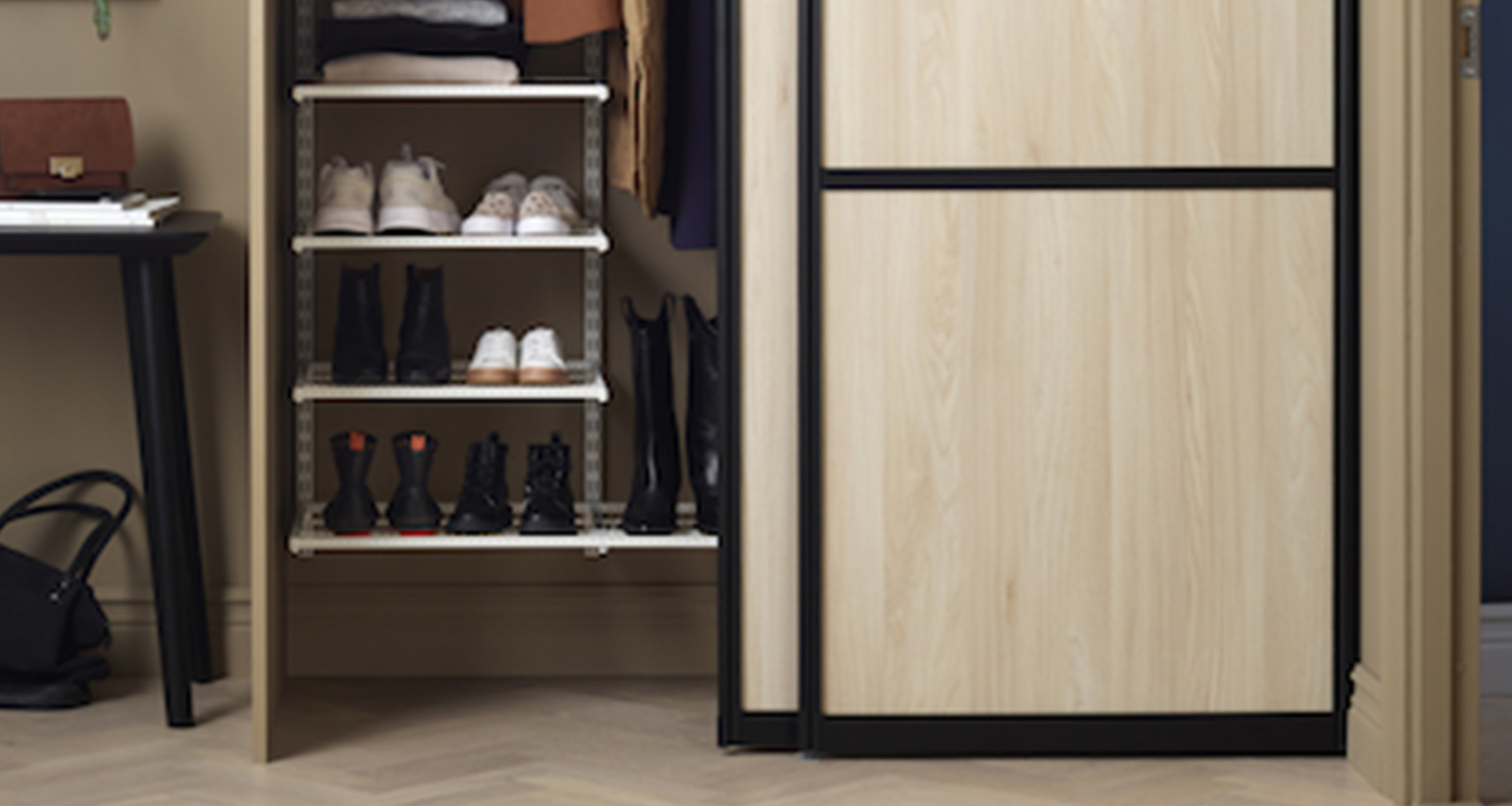 Svarta ramar på skjutdörrar