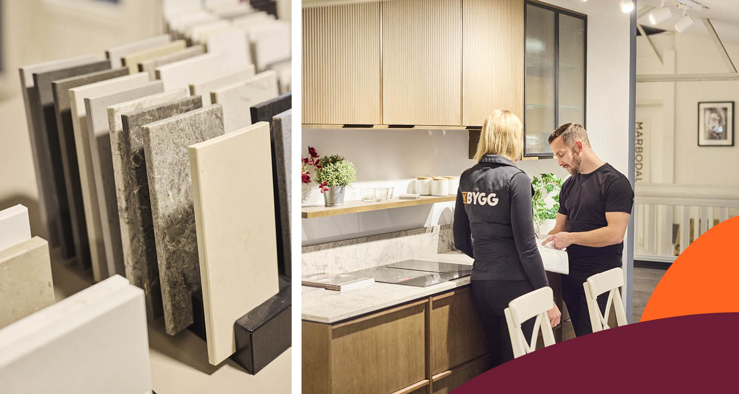 Provskivor i vit och grå sten framför modernt kök i ljust trä med rådgivare och kund.