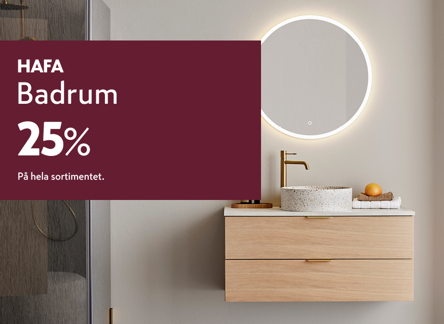 HAFA badrum med 25% rabatt på hela sortimentet, placerad över ett modernt badrum med rund spegel, träfärgat tvättställ och dusch.