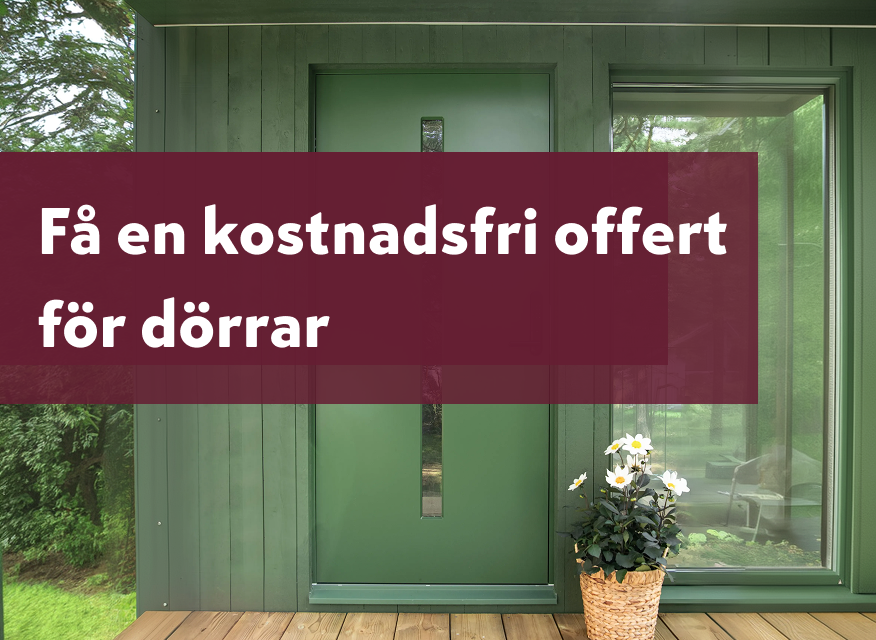 Grön ytterdörr på en modern fasad med stort glasparti. I förgrunden syns budskapet "Få en kostnadsfri offert för ditt dörrprojekt" och bredvid dörren står en blomkruka på entrétrallen.