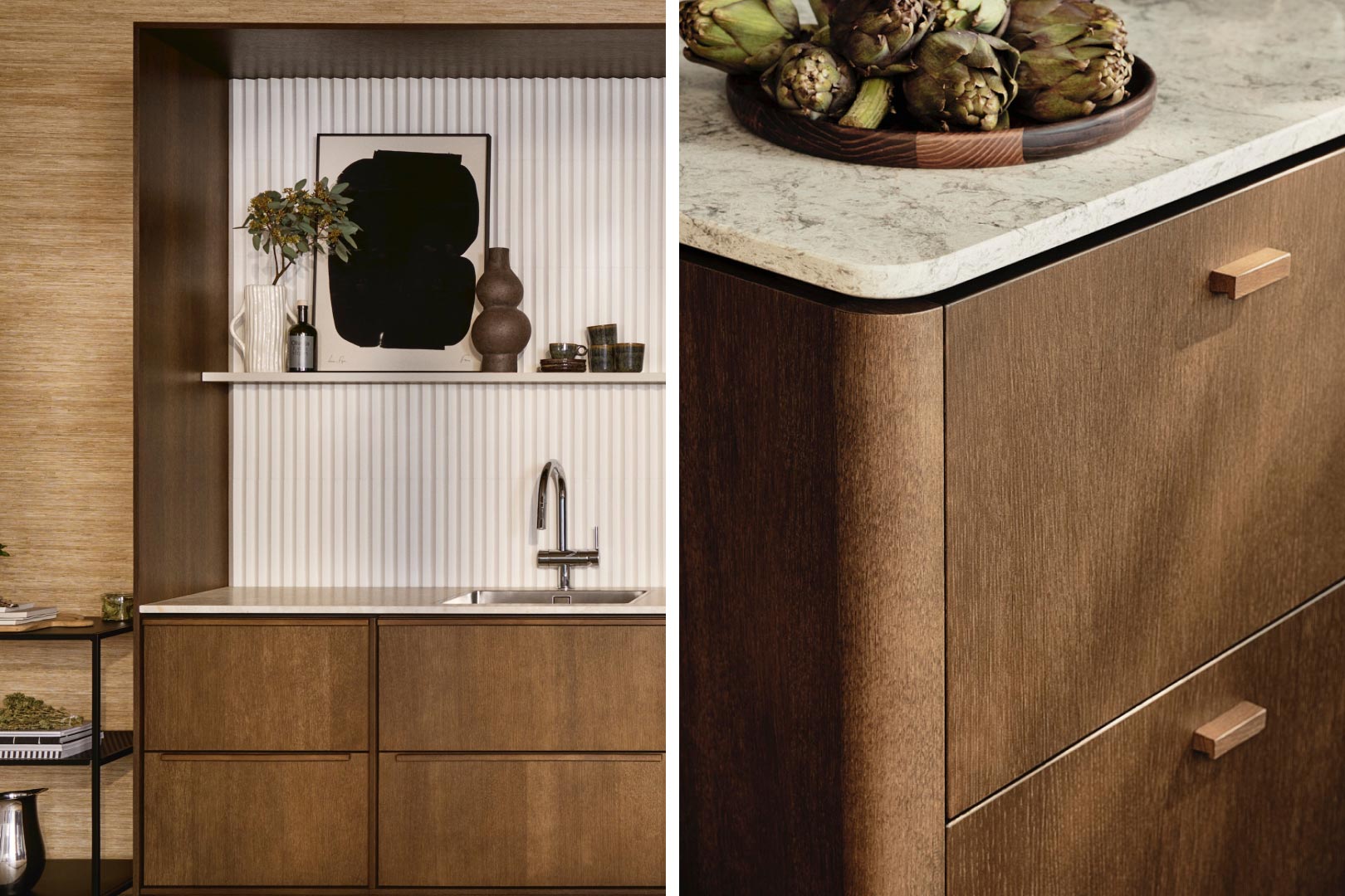 Delad bild: kök med mörkbruna lådor, vit marmorskiva med artiskockor, kran, svart konst och växt