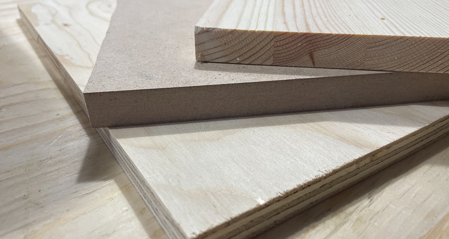 Tre staplade träskivor i ljusa nyanser: plywood, gråbrun MDF och ljus granplanka diagonalt