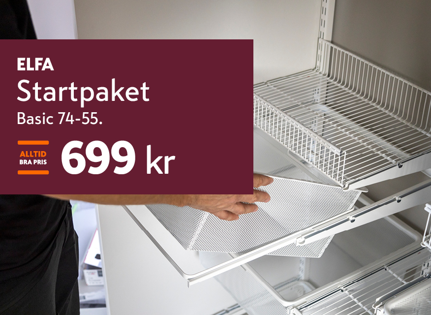 en person som installerar eller justerar trådbackar i ett vitt förvaringssystem. Till vänster finns en mörkröd informationsruta med text om ELFA Startpaket Basic 74–55 och priset 699 kr.