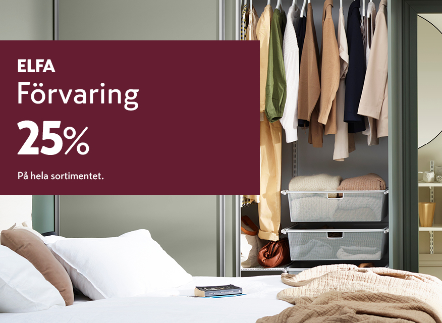 ELFA förvaring, där det står att det är 25% rabatt på hela sortimentet. I bakgrunden syns en stilren garderob med hängande kläder och förvaringslådor, samt en bäddad säng i förgrunden.