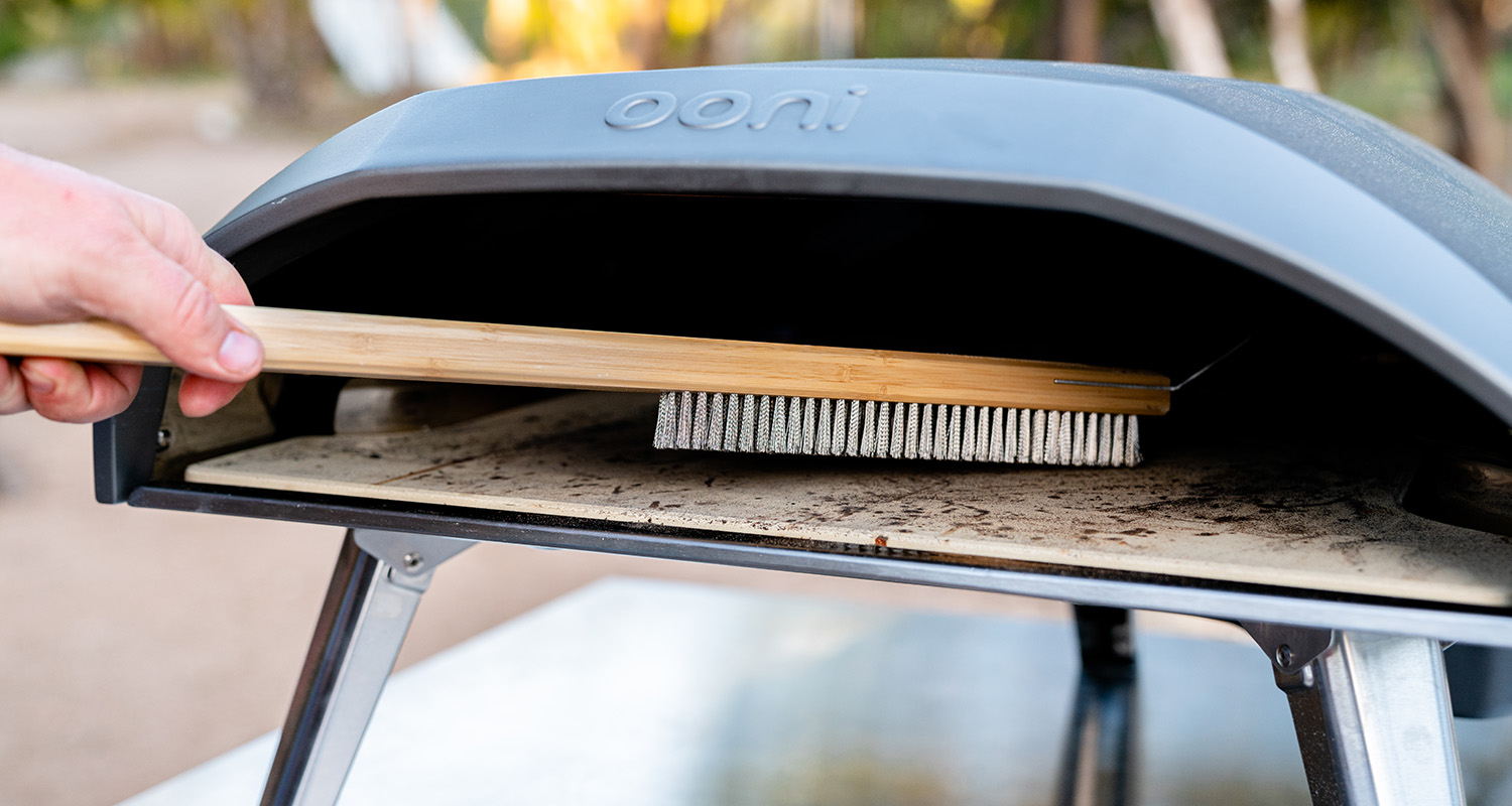 Borsta bort de eventuella smulor som är kvar på stenen. 