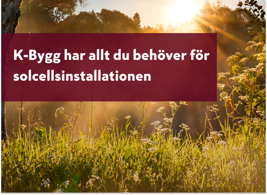 en röd träbyggnad med sadeltak och solpaneler monterade på ena taksidan. Huset står i en grön, lummig omgivning med träd i bakgrunden.