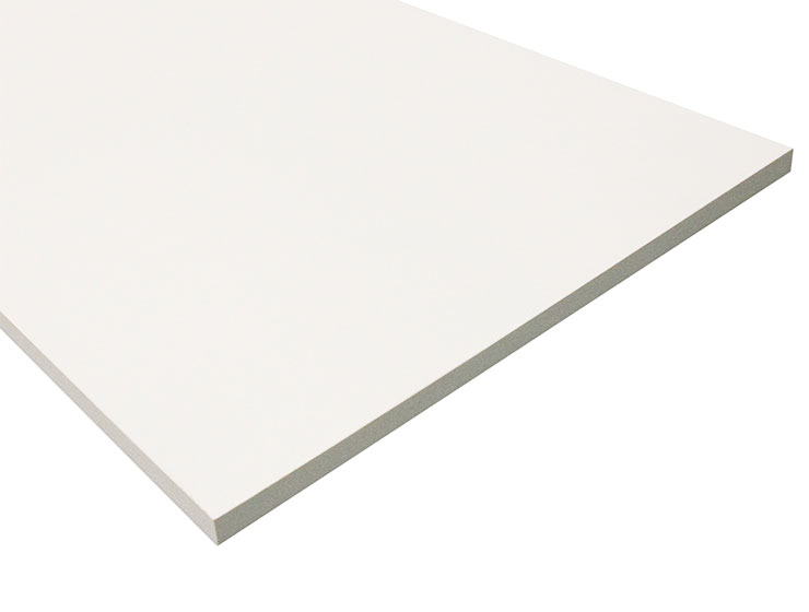 Tunn vit platta i sned vinkel mot vit bakgrund