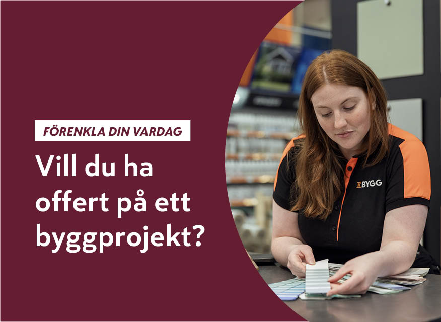 Anställd i svart-orange K Bygg-uniform vid disk med färgprover och vinröd banner med offerttext.