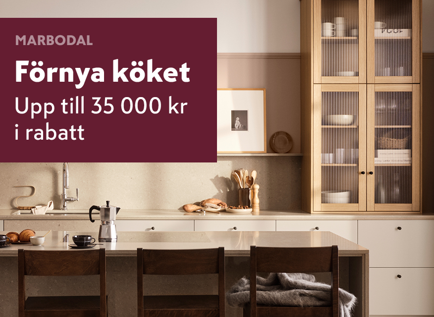 Ett modernt kök med ljusa bänkskivor, träskåp och vitrinskåp med glasdörrar. På bänken står köksredskap och bröd, och i förgrunden syns tre mörka stolar vid en köksö. Till vänster finns en mörkröd ruta med texten:
MARBODAL – Förnya köket, Upp till 35 000 kr i rabatt.