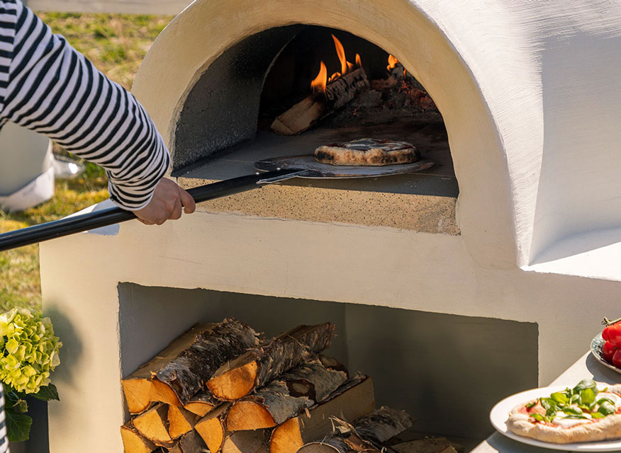 Bygg din pizzaugn och laga en äkta pizza i din trädgård.