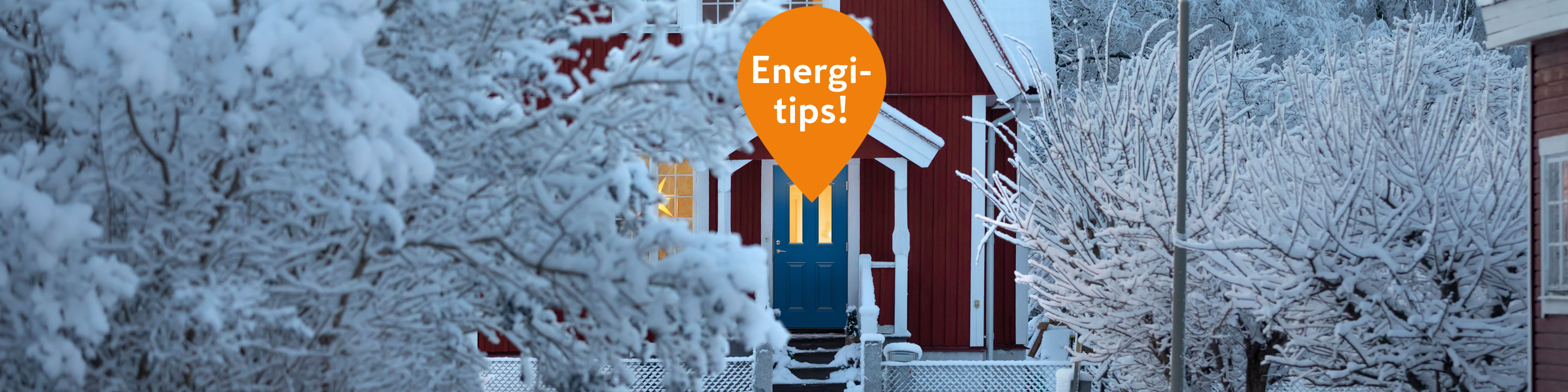 Rött hus med blå dörr, snötäckta buskar och orange pratbubbla ’Energi-tips!’.