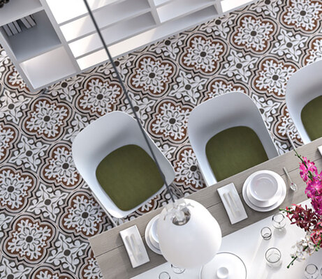 Matsalsbord med vita stolar (gröna dynor), vitt porslin, rosa blommor, mönstrad klinker