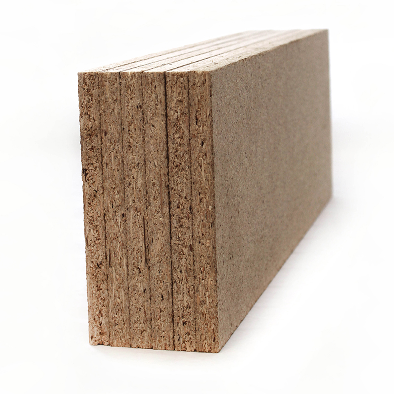 Brunt spånskiveblock med synliga skikt och slät yta på vit bakgrund.