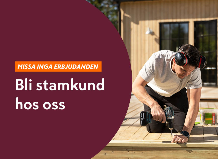 Man med hörselskydd borrar trall på en altan framför hus, med text om stamkundserbjudande.
