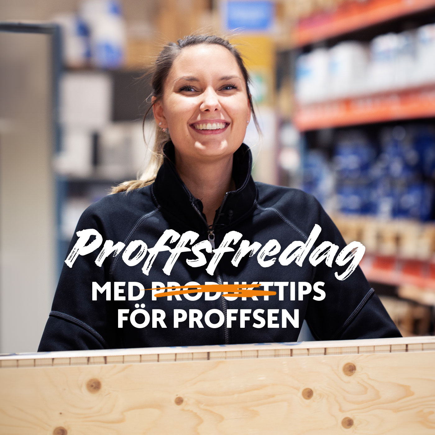 Person i svart jacka bakom träpanel i färglager med text "Proffsfredag med produkttips för proffsen"