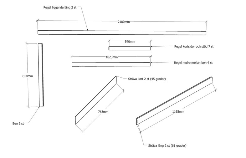 Svartvit teknisk skiss av träreglar, ben och sneda stag med mått i mm och grader.