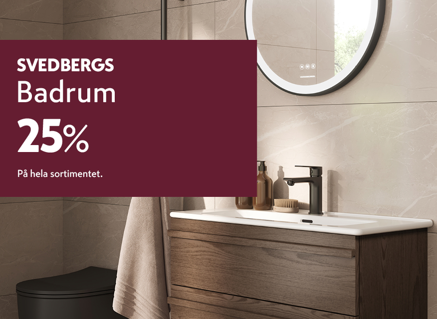  Svedbergs‑annons för 25% rabatt på badrum, framför ett modernt badrum med träfärgat tvättställ och rund spegel mot kaklade väggar.