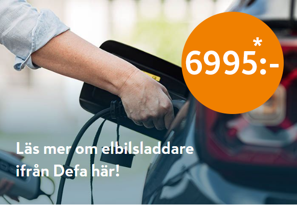 Hand kopplar laddkabel till mörk bil, orange cirkel med priset 6995:-