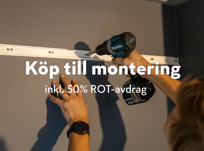  en person som använder en Makita borrmaskin för att montera ett vitt fäste på en grå vägg. Texten i bilden lyder: "Köp till montering inkl. 50% ROT-avdrag".