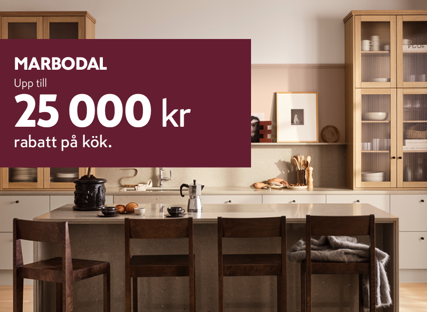 Marbodal‑annons med text om upp till 25 000 kr rabatt på kök, framför ett stilrent kök med köksö och trästolar.