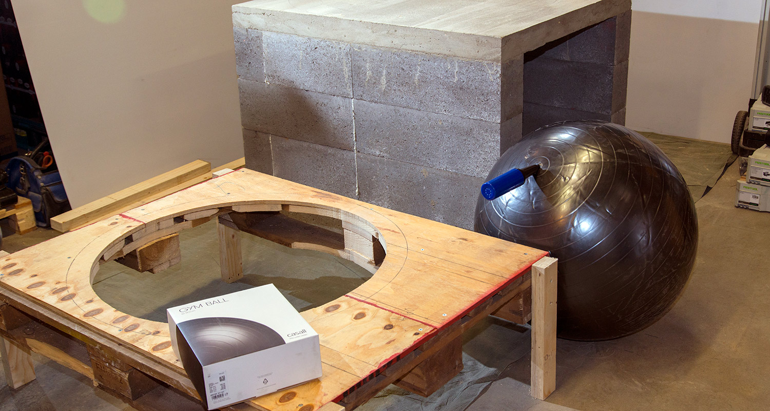 Bygg en mall i plywood och använd diametern på gymbollen som mall