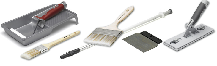 Målningsverktyg: grå låda med röd roller, träpensel på teleskopskaft, spackelspade och moppfäste.