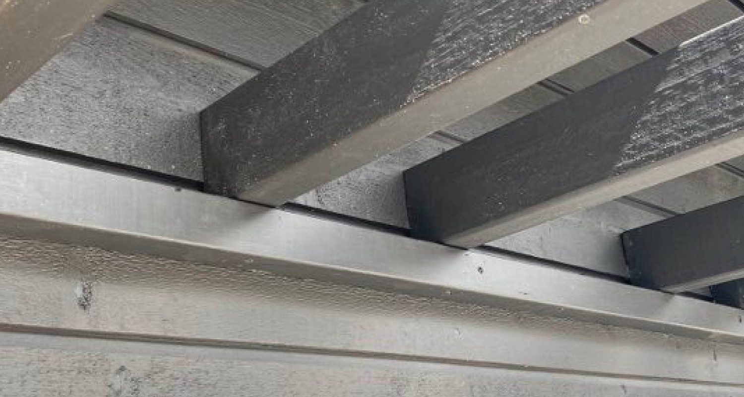 Bärlina och reglar mot väggen.