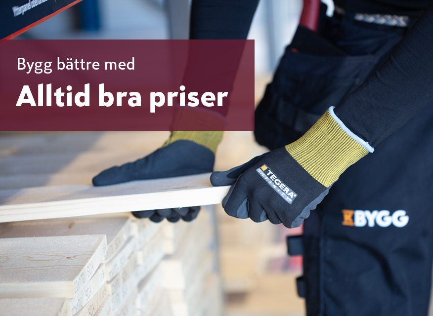 en person som lyfter eller justerar träreglar i en byggmiljö, tillsammans med en reklamruta med texten ”Bygg bättre med ALLTID BRA PRISER”.