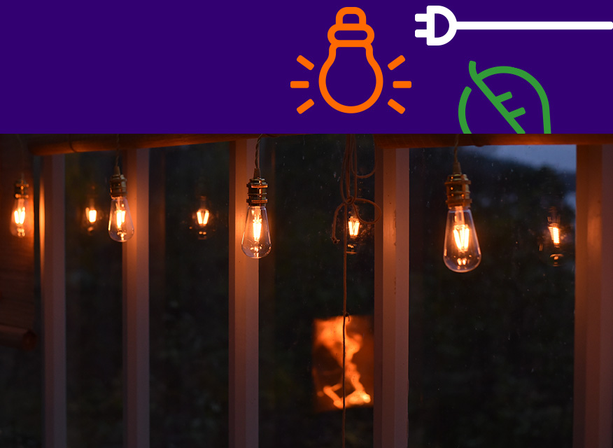 Lila fält med orange glödlampa, vit kontakt och grön lövsymbol över hängande varma lampor i mörker