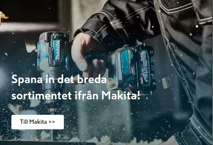 Person i svart arbetsklädsel borrar i trä med turkos Makita-skruvdragare, spån flyger.