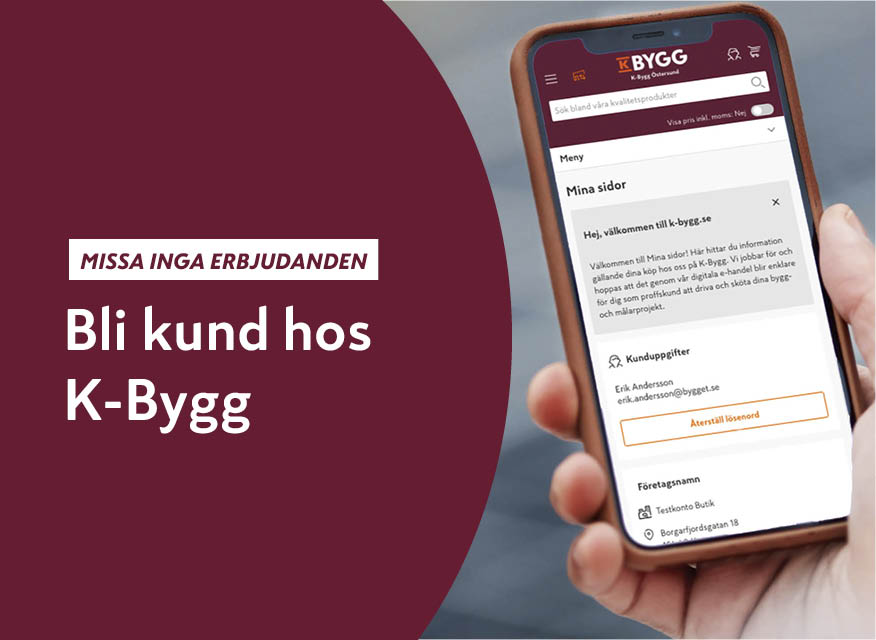 hand som håller en mobiltelefon med K‑Byggs inloggningssida uppe, bredvid en vinröd yta med texten: “Missa inga erbjudanden – Bli kund hos K‑Bygg.”