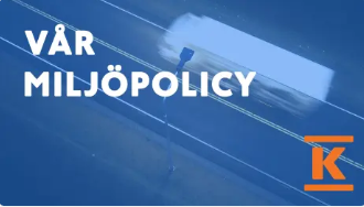 Flygfoto av vitt tåg på blå bakgrund med text ’VÅR MILJÖPOLICY’ i vitt och orange K-logotyp.